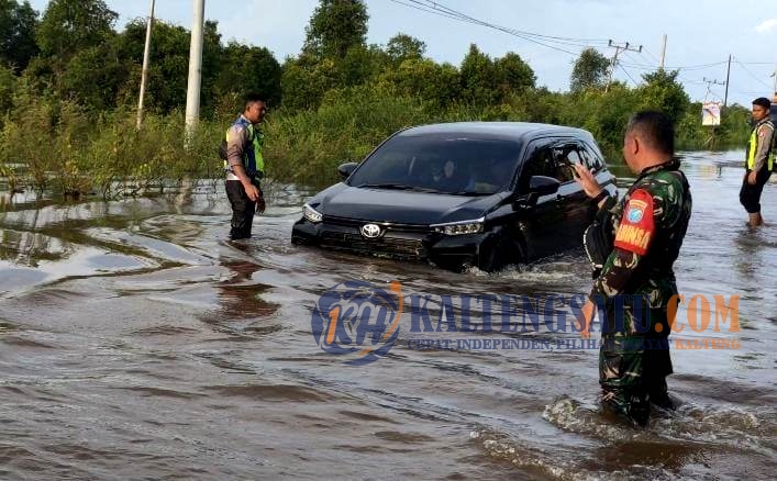 Jalan Menuju Palangkaraya terendam banjir hingga ketinggian 1 meter