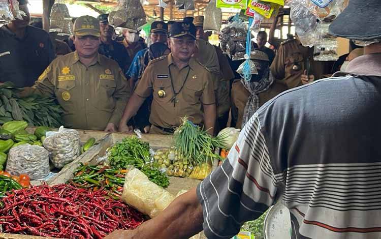 Bupati Kotim dan Gubernur Kalteng Tinjau Harga Bahan Pokok di Pasar Simpang Sebabi