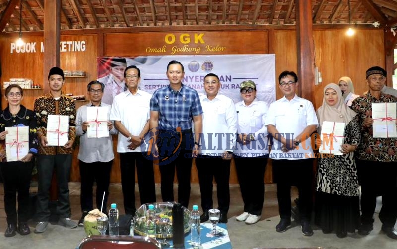 Dampingi Menko AHY Serahkan Sertipikat di Gunungkidul, Wamen Ossy: Ini Wujud Nyata Kolaborasi