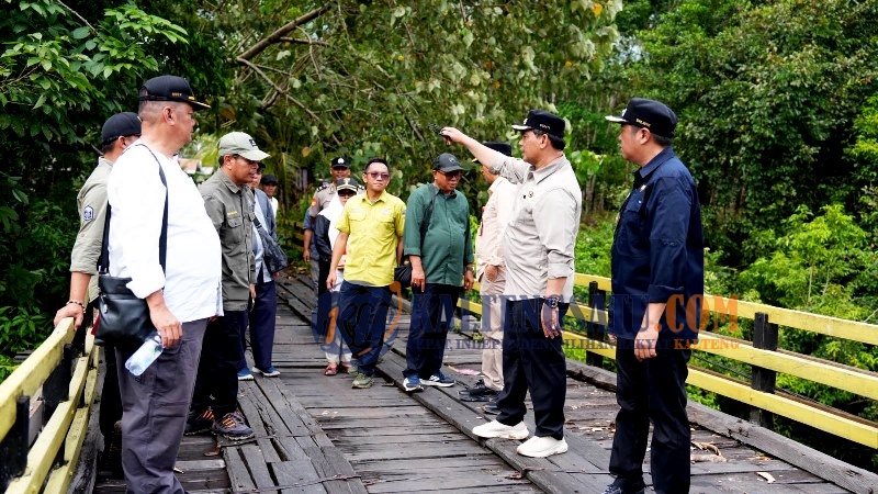 Tinjau Jembatan Petake dan Tumpung Laung-Sikan, Bupati Tegaskan Keselamatan Warga Prioritas Utama