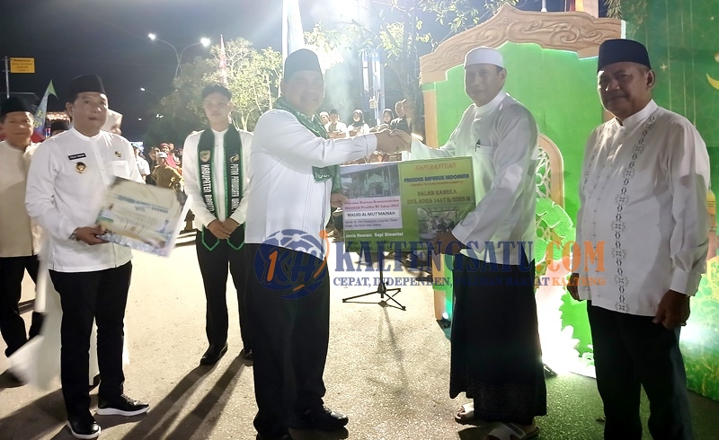 Bupati Serahkan Bantuan Sapi Kurban pada Pawai Tanglong Bertakbir Idul Adha 1447 H
