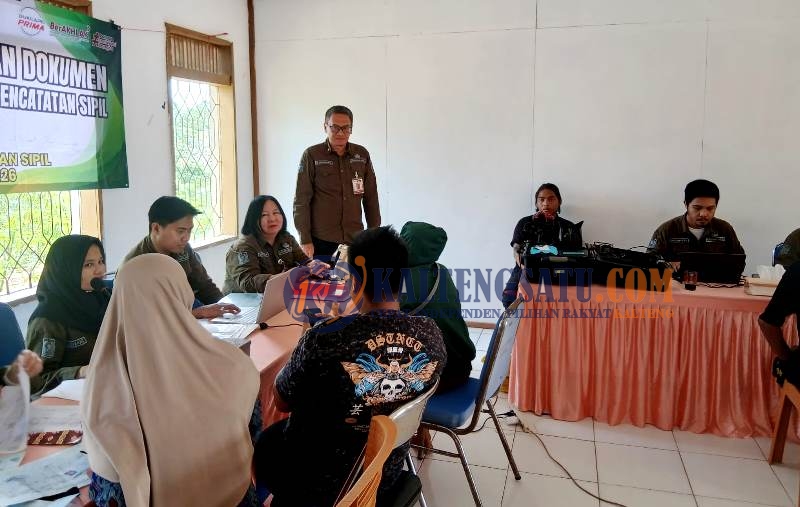 Dukcapil Jemput Bola Layani Warga di Teweh Timur, Korban Kebakaran Terima Dokumen AK Pengganti