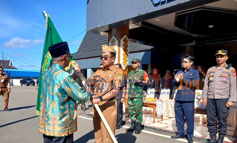 Bupati Barito Utara Lepas Kontingen Festival Budaya Isen Mulang 2026 ke Palangka Raya