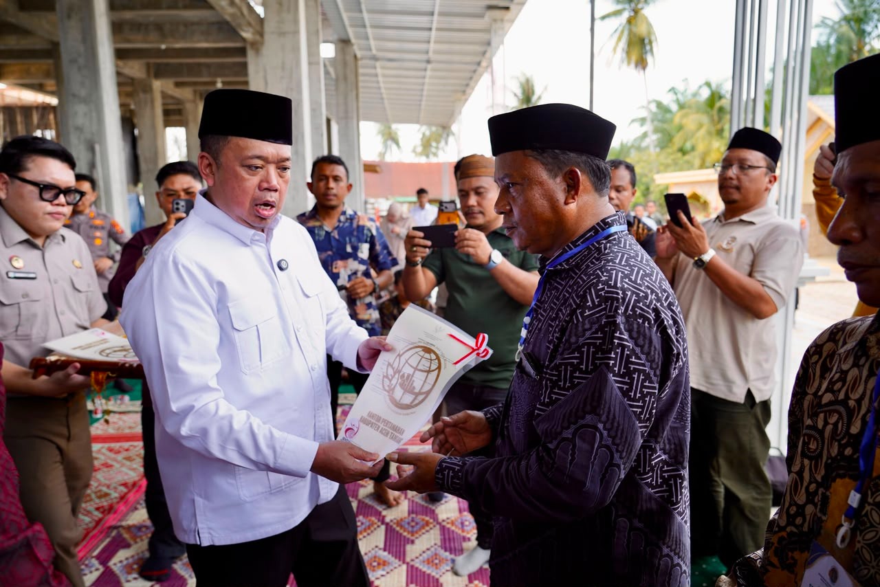 Nusron Serahkan Sertipikat Wakaf dan Bantuan dari MUI untuk Masjid Salman Alfarisi Aceh Tamiang