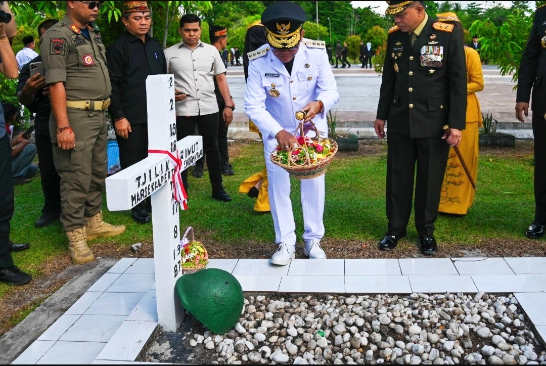 Gubernur Kalteng Agustiar Sabran Hormati Pahlawan lewat Ziarah dan Tabur Bunga