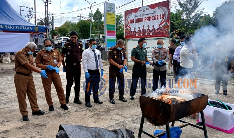 Kejari Musnahkan Barang Bukti 22 Perkara, Kajari Barut Tegaskan Komitmen Tuntaskan Penegakan Hukum