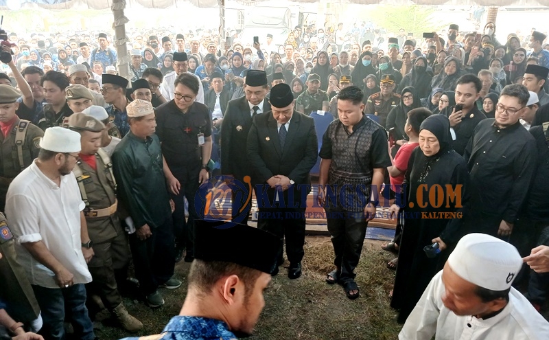 Ribuan Warga Antar H Nadalsyah ke Peristirahatan Terakhir, Bupati Shalahuddin Sampaikan Penghormatan