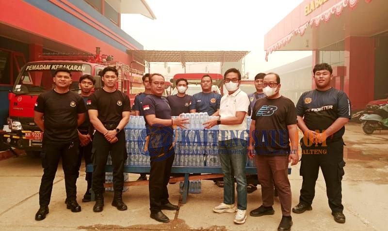 KORPRI Barito Utara Salurkan 4.320 Botol Air Mineral untuk Petugas Karhutla