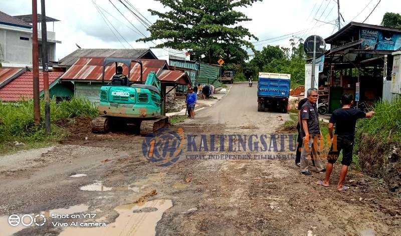 Ketua RT 33 B Keluhkan Kerusakan Jalan Lingkar Kota Pendreh, Minta Pen