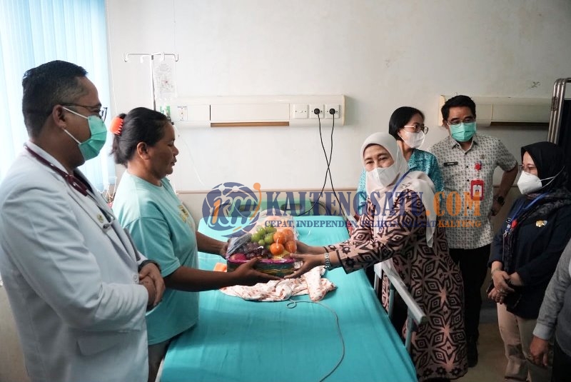 Ketua TP PKK Barut Maya Savitri Shalahuddin Tinjau Anak Penderita Stunting di RSUD Muara Teweh