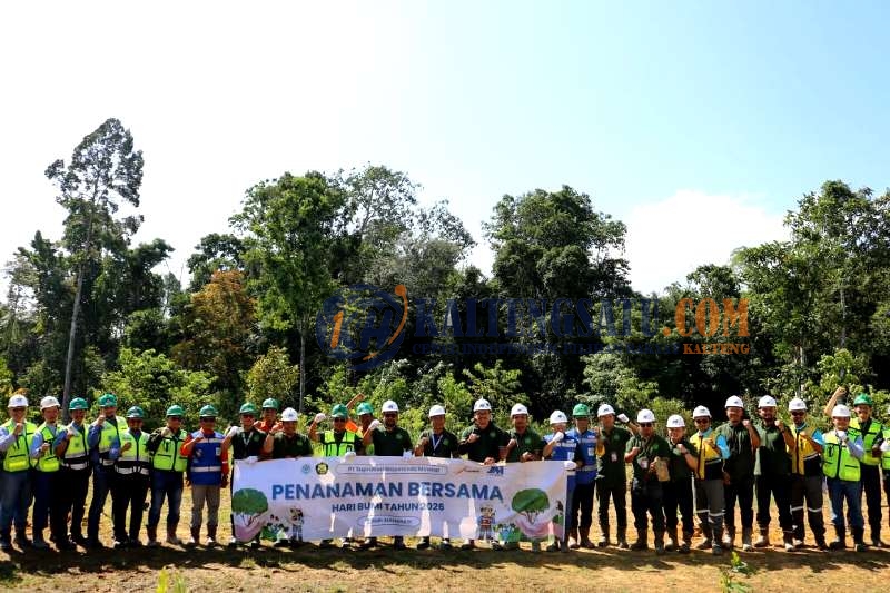 Peringati Hari Bumi 2026, PT SMM Tanam 160 Bibit Buah Lokal di SMK Maharati