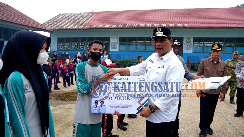 Bupati Serahkan Bantuan Sipintar di Sikan dan Montallat,Dukung Pendidi